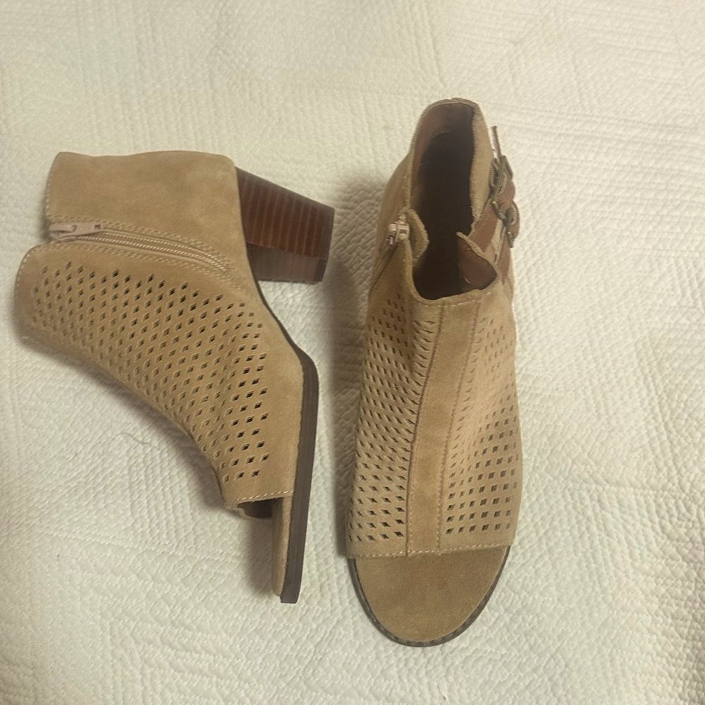 Vionic Women's Aloft Chryssa Light Sand Perfed Suede Pumps sandals 6.5 M - Picture 5 of 7